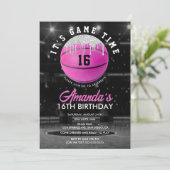 Invitation d'anniversaire de basketball pour fille (Debout devant)