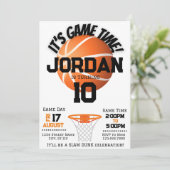 Invitation d'anniversaire de basketball Slam Dunk (Debout devant)
