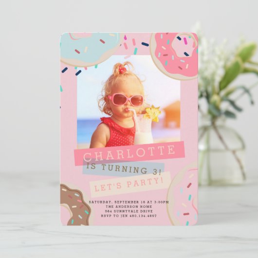 Invitation d'anniversaire de beignet - Mlle This (Debout devant)