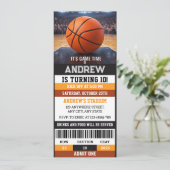 Invitation d'anniversaire de billet de basket-ball (Debout devant)
