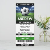 Invitation d'anniversaire de billet de jeu de foot (Debout devant)
