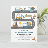 Invitation d'anniversaire de camion de constructio (Debout devant)