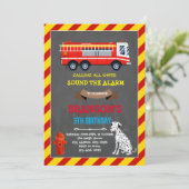 Invitation d'anniversaire de camion de pompiers et (Debout devant)