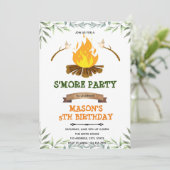 Invitation d'anniversaire de camp s'more de verdur (Debout devant)