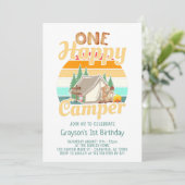 Invitation d'anniversaire de campeur heureux de la (Debout devant)