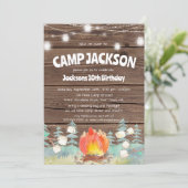 Invitation d'anniversaire de camping en bois rusti (Debout devant)