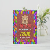 Invitation d'anniversaire de capybara joyeux (Debout devant)