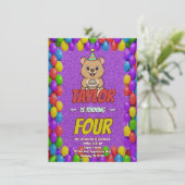 Invitation d'anniversaire de capybara joyeux (Debout devant)