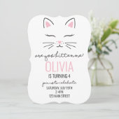 Invitation d'anniversaire de chaton avec coeurs ro (Debout devant)