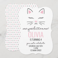 Invitation d'anniversaire de chaton avec coeurs ro