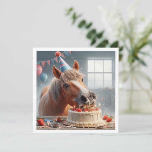 Invitation d'anniversaire de cheval mangeant du gâ (Debout devant)