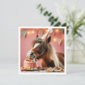 Invitation d'anniversaire de cheval mangeant du gâ (Debout devant)