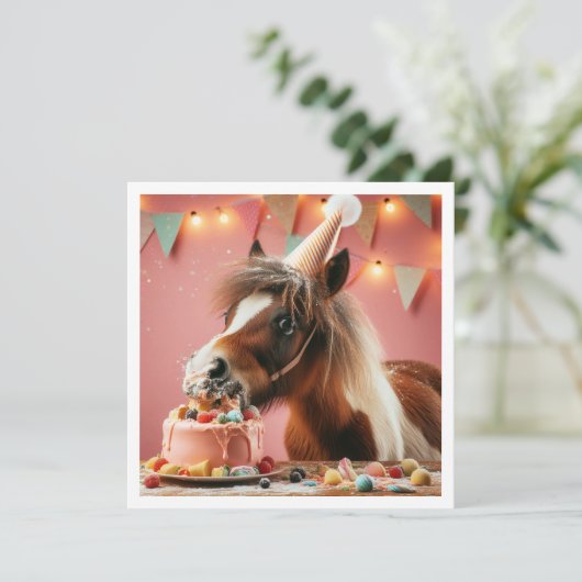 Invitation d'anniversaire de cheval mangeant du gâ (Debout devant)