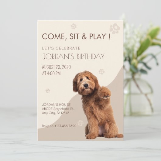 Invitation d'anniversaire de chien jouant beige (Debout devant)