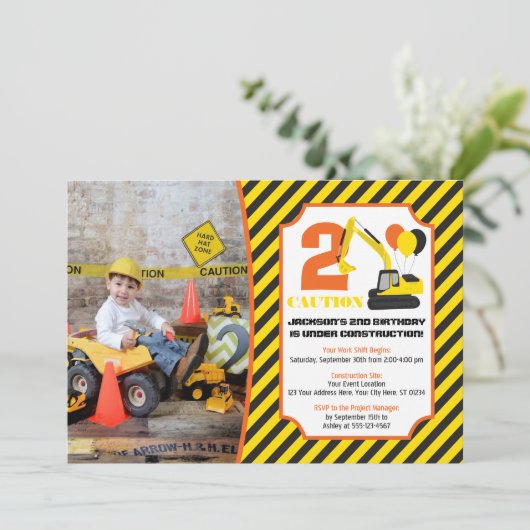 Invitation d'anniversaire de construction avec pho (Debout devant)