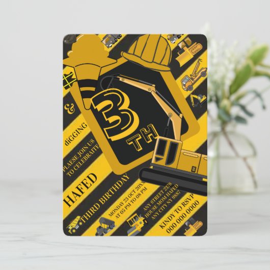 Invitation d'anniversaire de construction, Constru (Debout devant)