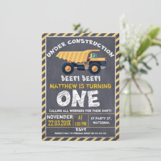 Invitation d'anniversaire de construction de (Debout devant)