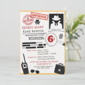 Invitation d'anniversaire de détective espion pers (Debout devant)