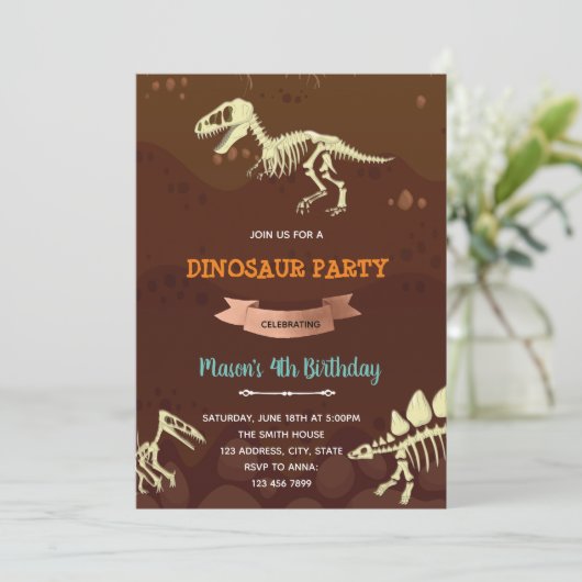 Invitation d'anniversaire de dinosaure fossile (Debout devant)