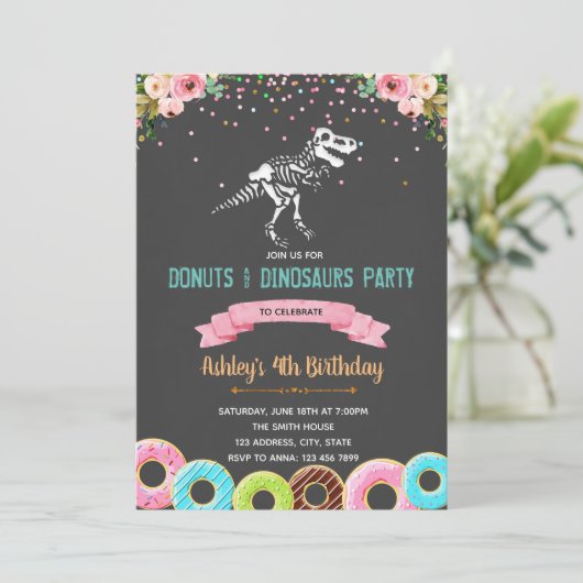 Invitation d'anniversaire de dinosaure pour les fi (Debout devant)