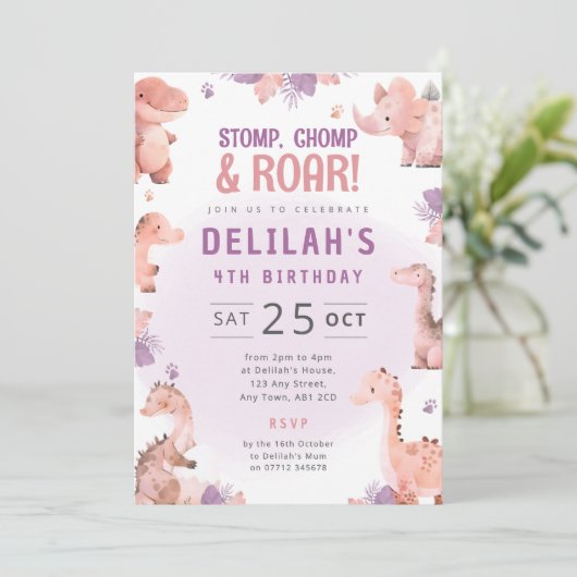 Invitation d'anniversaire de dinosaure rose pour f (Debout devant)