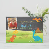 Invitation d'anniversaire de dinosaure sur tableau (Debout devant)