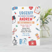 Invitation d'anniversaire de docteur numérique per (Debout devant)