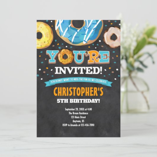 Invitation d'anniversaire de Donut (Debout devant)