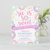 Invitation d'anniversaire de Donut, Six est une in (Debout devant)