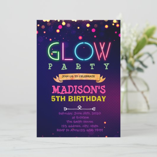 Invitation d'anniversaire de fête (Debout devant)