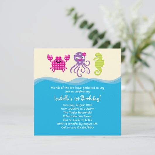 Invitation d'anniversaire de fille de créatures de (Debout devant)