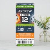 Invitation d'anniversaire de football avec billet (Debout devant)