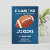 Invitation d'anniversaire de football bleu foncé (Debout devant)