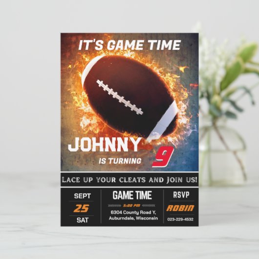 Invitation d'anniversaire de football modifiable (Debout devant)