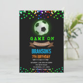 Invitation d'anniversaire de football qui brille d (Debout devant)