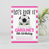 Invitation d'anniversaire de football rose (Debout devant)