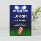 Invitation d'anniversaire de football vert et bleu (Debout devant)