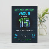 Invitation d'anniversaire de garçon de 15 ans (Debout devant)