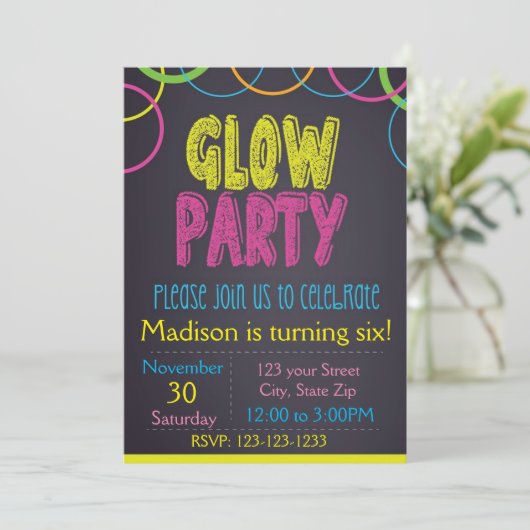Invitation d'anniversaire de Glow Party (Debout devant)