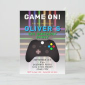 Invitation d'anniversaire de jeu vidéo Game On  (Debout devant)