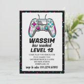 Invitation d'anniversaire de jeu vidéo Gamer Level (Debout devant)
