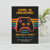 Invitation d'anniversaire de joueur - Jeu néon (Debout devant)