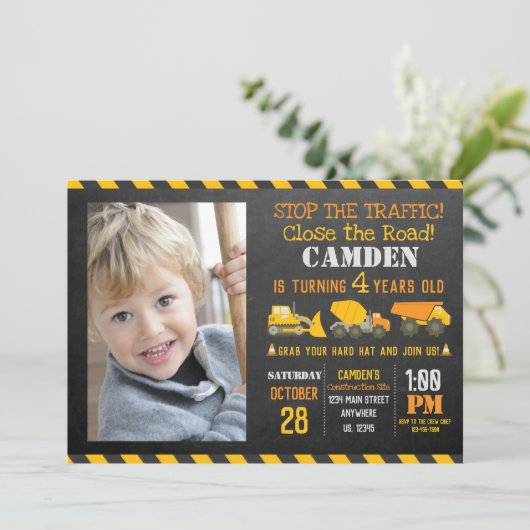 Invitation d'anniversaire de la construction (Debout devant)