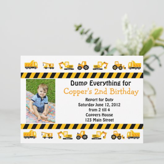 Invitation d'anniversaire de la construction (Debout devant)