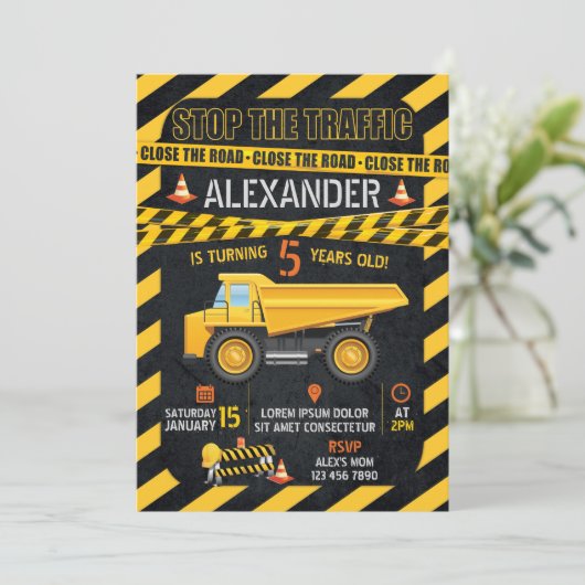 Invitation d'anniversaire de la construction (Debout devant)