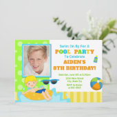 Invitation d'anniversaire de la fête de la piscine (Debout devant)