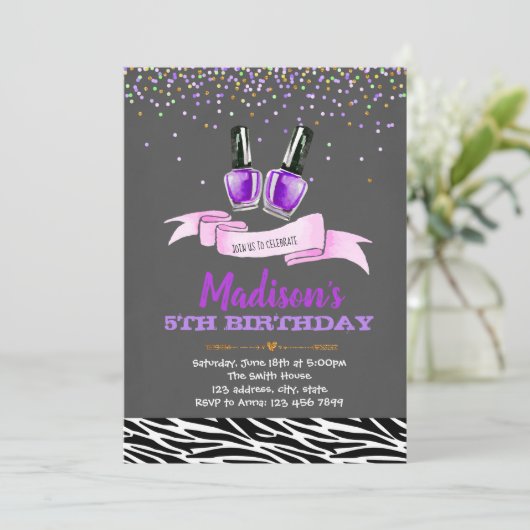 Invitation d'anniversaire de la fête spa violet (Debout devant)