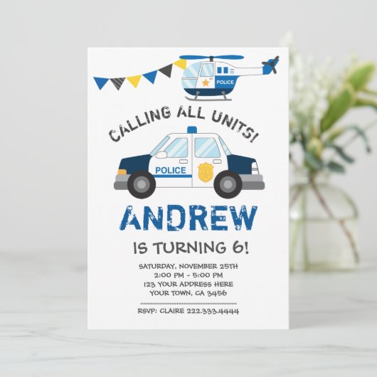 Invitation d'anniversaire de la police (Debout devant)