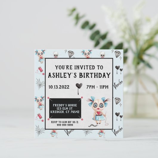 Invitation d'anniversaire de la poupée Voodoo dépl (Debout devant)