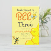 Invitation d'anniversaire de l'abeille mignonne (Debout devant)